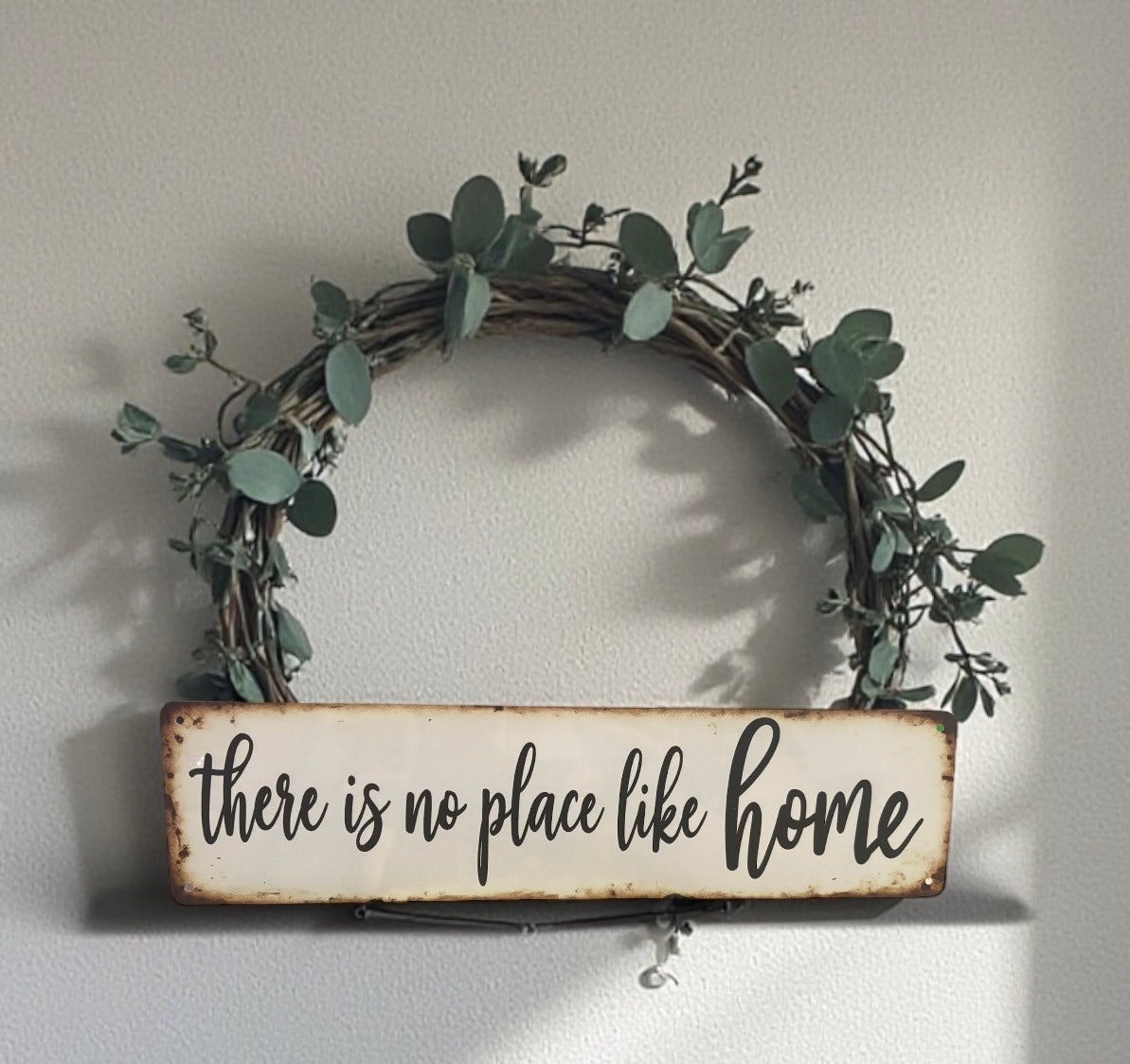 Decorative sign 'there is no place like home' 